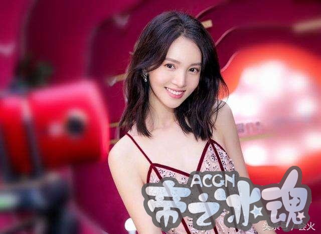 当红女星晒模仿动漫人物视频，裙底走光，被嘲：不检点！