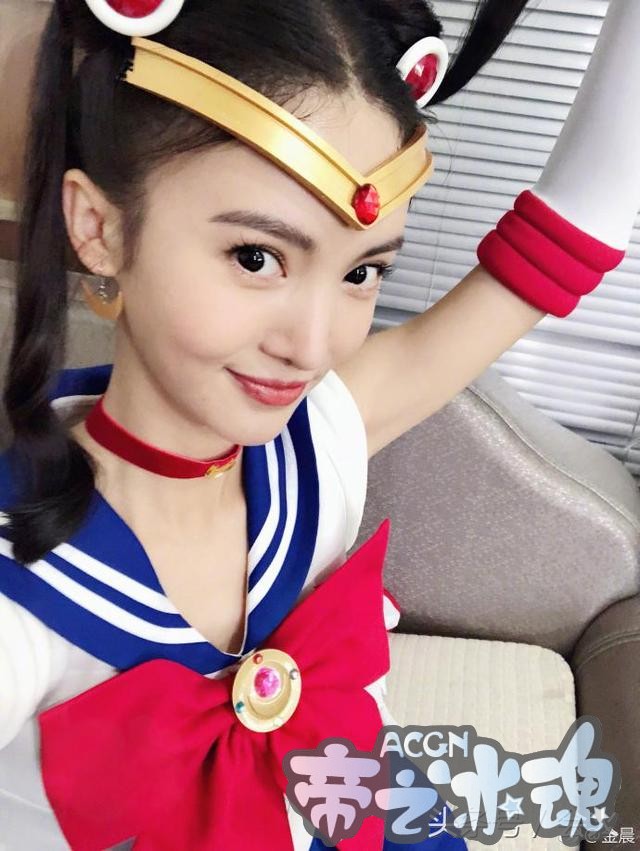 当红女星晒模仿动漫人物视频，裙底走光，被嘲：不检点！