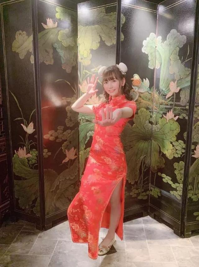 祢豆子声优鬼头明里,旗袍装惊艳亮相,还用中文吟诗作对