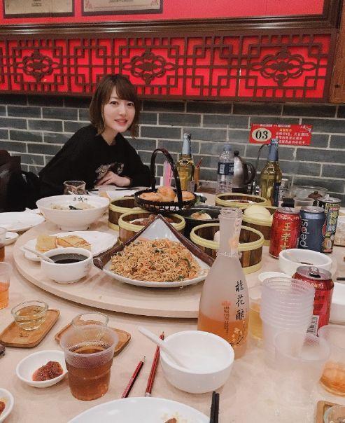 花泽香菜在中国过跨年，还与成龙等明星合影留念