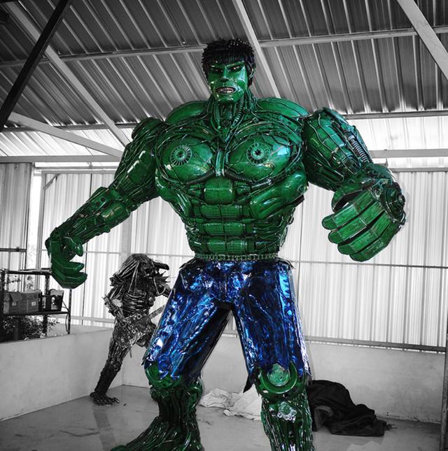 绿巨人变成了钢铁侠，身高超过3米，还是用废旧材料打造的