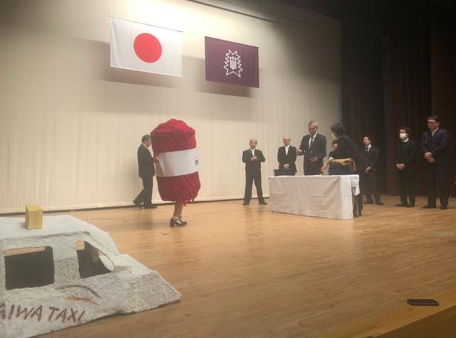 虽然因疫情而规模缩水，这群日本大学生坚持毕业典礼奇葩变装