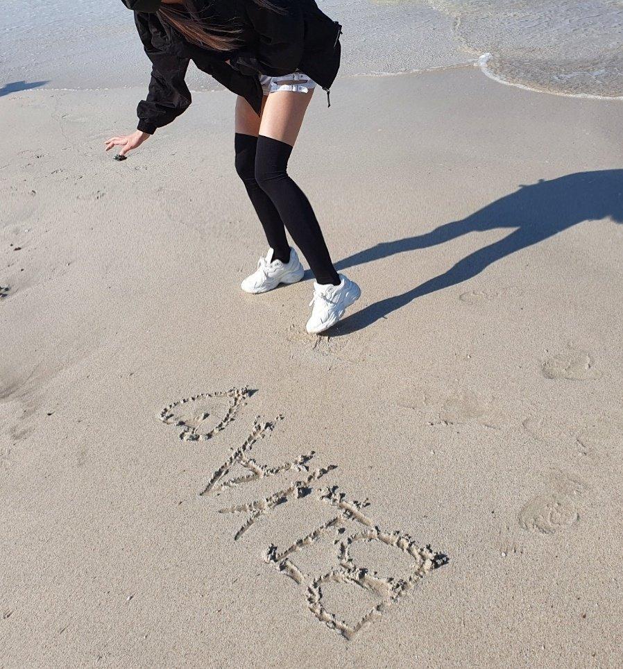 神秘萌妹画师「公开个人照」加码绘制自画像,网友:两边我都要了!