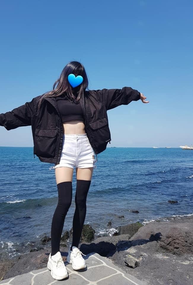 神秘萌妹画师「公开个人照」加码绘制自画像,网友:两边我都要了!