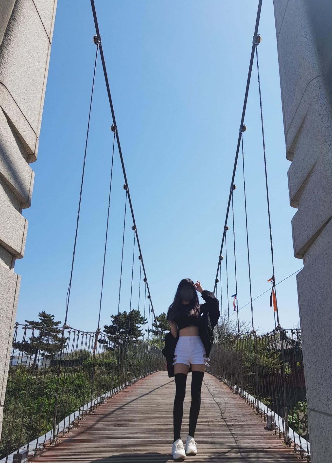 神秘萌妹画师「公开个人照」加码绘制自画像,网友:两边我都要了!