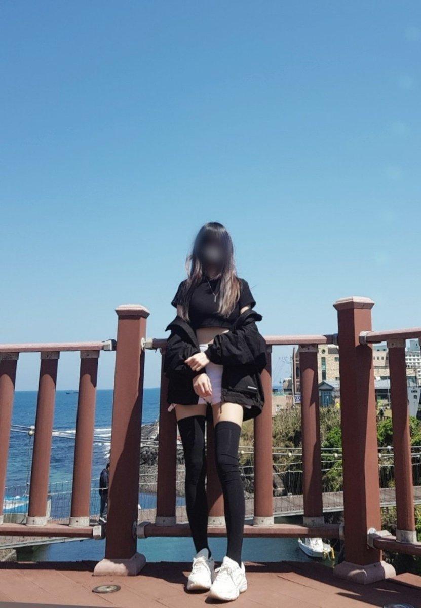 神秘萌妹画师「公开个人照」加码绘制自画像,网友:两边我都要了!