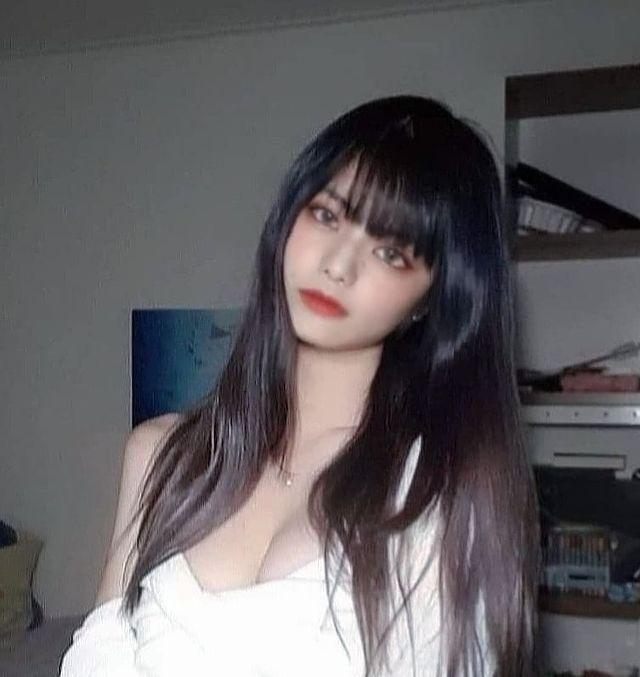 神秘萌妹画师「公开个人照」加码绘制自画像,网友:两边我都要了!