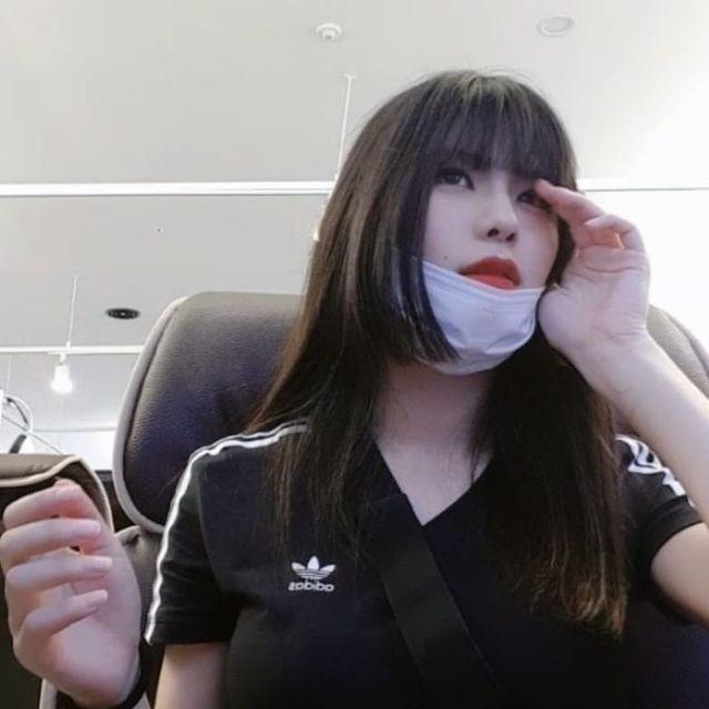 神秘萌妹画师「公开个人照」加码绘制自画像,网友:两边我都要了!